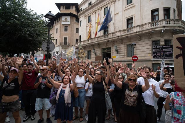 Housing Protest in Palma: A large crowd gathered during a protest to demand a reduction in housing rents on October 3, 2026, in Palma de Mallorca, Mallorca, Balearic Islands, Spain. The Tenants’ Union and PAH Mallorca (Platform of People Affected and Involved by Mortgages and Housing) have organized the march to demand changes in housing policies and greater protection for renters. Prime Minister Pedro Sánchez, will spend the next few hours analyzing what happened yesterday, Friday, in Congress following the rejection of the two royal decrees on housing, and will be monitoring the public reaction in the streets to decide whether to ultimately call early general elections. OCTOBER 3, 2026 Javier Ferná Palma de Mallorca, Mallorca, Isl Palma Copyright: xJavierxFernandezx 7817672