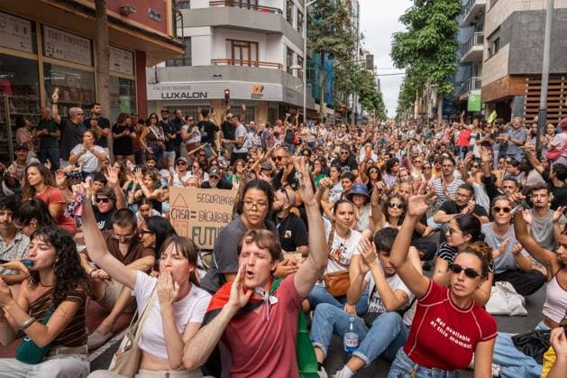October 3, 2026, Las Palmas De Gran Canaria, Las Palmas, Spain: LAS PALMAS DE GRAN CANARIA, SPAIN †OCTOBER 3, 2026: Thousands of people marched through Las Palmas de Gran Canaria to demand measures addressing the housing crisis, following several days of protest and a camp in Plaza de la Feria. The demonstration set off from the square toward the regional government headquarters, with protesters calling for affordable housing, rent regulation and greater public housing provision. The mobilization took place a day after Spainâ€⠢s Congress rejected two government decrees containing housing measures. Las Palmas De Gran Canaria Spain - ZUMAq101 20261003_zna_q101_029 Copyright: xAlexxBashax