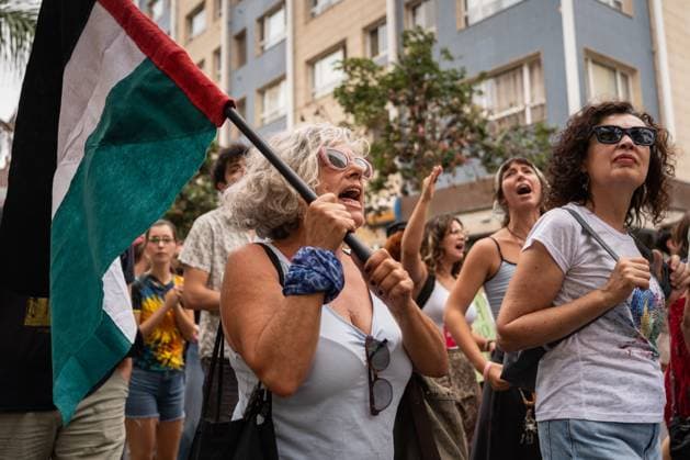 October 3, 2026, Las Palmas De Gran Canaria, Las Palmas, Spain: LAS PALMAS DE GRAN CANARIA, SPAIN †OCTOBER 3, 2026: Thousands of people marched through Las Palmas de Gran Canaria to demand measures addressing the housing crisis, following several days of protest and a camp in Plaza de la Feria. The demonstration set off from the square toward the regional government headquarters, with protesters calling for affordable housing, rent regulation and greater public housing provision. The mobilization took place a day after Spainâ€⠢s Congress rejected two government decrees containing housing measures. Las Palmas De Gran Canaria Spain - ZUMAq101 20261003_zna_q101_034 Copyright: xAlexxBashax