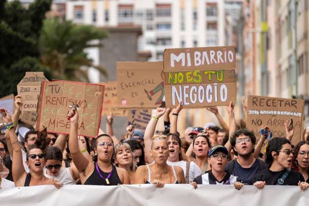October 3, 2026, Las Palmas De Gran Canaria, Las Palmas, Spain: LAS PALMAS DE GRAN CANARIA, SPAIN †OCTOBER 3, 2026: Thousands of people marched through Las Palmas de Gran Canaria to demand measures addressing the housing crisis, following several days of protest and a camp in Plaza de la Feria. The demonstration set off from the square toward the regional government headquarters, with protesters calling for affordable housing, rent regulation and greater public housing provision. The mobilization took place a day after Spainâ€⠢s Congress rejected two government decrees containing housing measures. Las Palmas De Gran Canaria Spain - ZUMAq101 20261003_zna_q101_036 Copyright: xAlexxBashax