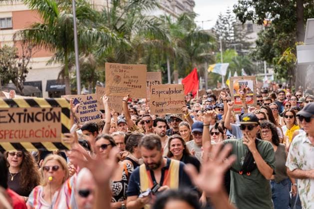 October 3, 2026, Las Palmas De Gran Canaria, Las Palmas, Spain: LAS PALMAS DE GRAN CANARIA, SPAIN †OCTOBER 3, 2026: Thousands of people marched through Las Palmas de Gran Canaria to demand measures addressing the housing crisis, following several days of protest and a camp in Plaza de la Feria. The demonstration set off from the square toward the regional government headquarters, with protesters calling for affordable housing, rent regulation and greater public housing provision. The mobilization took place a day after Spainâ€⠢s Congress rejected two government decrees containing housing measures. Las Palmas De Gran Canaria Spain - ZUMAq101 20261003_zna_q101_113 Copyright: xAlexxBashax