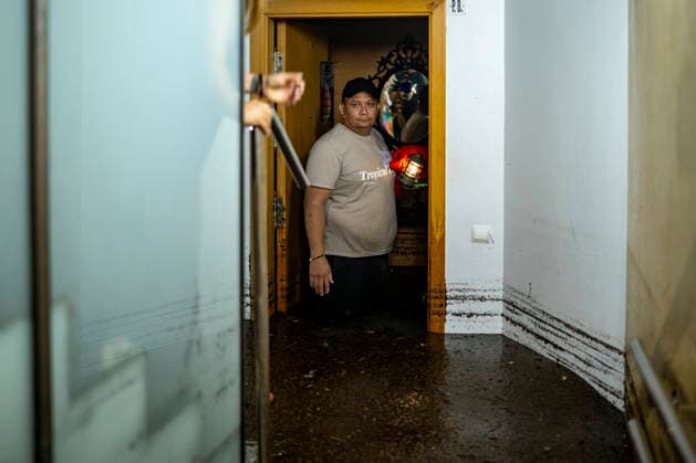 Rain in L Hospitalet de Llobregat, Barcelona: The streets and residents of the Bellvitge neighborhood in L Hospitalet de Llobregat, Barcelona, Catalonia, Spain, during the weekend of rain along the Catalan coast and foothills in the early morning of October 4, 2026. Lorena Sopê, L Hospitalet de Llobregat, L Hospitalet de Llobregat, Spain Copyright: xLorenaxSopênax 7819159