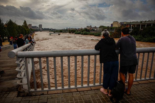 The Besòs River Exceeds the Danger Threshold in Santa Coloma de Gramenet, Barcelona. Several people watch the Besòs River rise due to last night’s torrential rains, on October 4, 2026, in Santa Coloma de Gramenet, Barcelona, Catalonia, Spain. The Generalitat’s Civil Protection Agency has issued an Es Alert to residents of Barcelona, Montcada i Reixac, Santa Coloma de Gramenet, and Sant Adrià de Besòs, Barcelona, due to the risk of the Besòs River overflowing as a result of the rainstorm. Civil Protection has asked residents in the vicinity to go to upper floors if the water reaches their homes. They also remind residents to avoid basements and ground floors and to stay away from the river October 4, 2026 Kike Rincó Santa Coloma de Gramen Copyright: xKikexRinconx 7819399