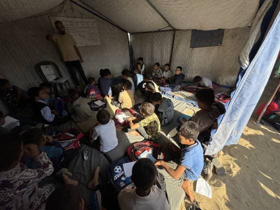Meals distributed to students studying in makeshift tents in Gaza s Khan Yunis KHAN YUNIS, GAZA, PALESTINE - OCTOBER 04: Meals are distributed to students attending Afak School, affiliated with the Ministry of Education and Higher Education, in the Al-Mawasi area of Khan Yunis, Gaza Strip, on October 04, 2026. At the school, where students study on the ground inside torn tents without desks or chairs, meals are provided to children continuing their education amid blockade and war conditions in an effort to ease the hardships they face. Abdallah F.s. Alattar Anadolu Khan Yunis Gaza. Editorial use only. Please get in touch for any other usage. Copyright: x2026xAnadoluxAbdallahxF.s.xAlattarx