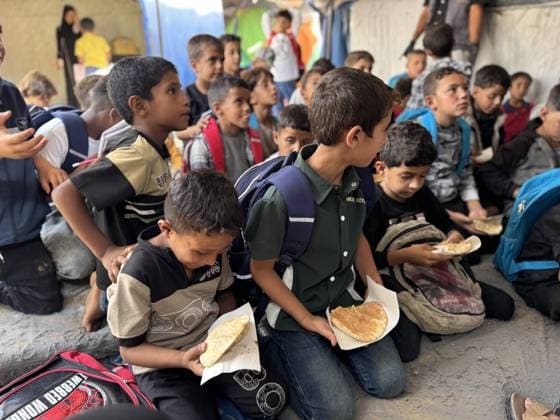 Meals distributed to students studying in makeshift tents in Gaza s Khan Yunis KHAN YUNIS, GAZA, PALESTINE - OCTOBER 04: Meals are distributed to students attending Afak School, affiliated with the Ministry of Education and Higher Education, in the Al-Mawasi area of Khan Yunis, Gaza Strip, on October 04, 2026. At the school, where students study on the ground inside torn tents without desks or chairs, meals are provided to children continuing their education amid blockade and war conditions in an effort to ease the hardships they face. Abdallah F.s. Alattar Anadolu Khan Yunis Gaza. Editorial use only. Please get in touch for any other usage. Copyright: x2026xAnadoluxAbdallahxF.s.xAlattarx