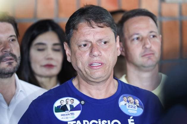 Candidate for re-election, Tarcisio de Freitas votes at a school in the southern zone of Sao Paulo. Candidate for re-election to the government of Sao Paulo, Tarcisio de Freitas (Republicanos) talks with journalists after voting at the Miguel de Cervantes school, in the Morumbi neighborhood, south of Sao Paulo, this Sunday, October 4, 2026. SAO PAULO SP BRAZIL Copyright: xMarinaxUezimax
