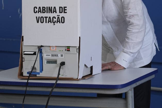 (261004) -- BRASILIA, Oct. 4, 2026 -- Brazilian President Luiz Inacio Lula da Silva, presidential candidate of Brazil s ruling Workers Party, casts his ballot at a polling station in Sao Bernardo do Campo, Brazil, Oct. 4, 2026. Voting in the first round of Brazil s 2026 presidential election officially began at 8 a.m. (1100 GMT) on Sunday, with polling stations across the country scheduled to close at 5 p.m. (0800 GMT). Initial results are expected to be announced within a few hours after the polls close. (Photo by Xinhua) BRAZIL-PRESIDENTIAL ELECTION-VOTING PauloxLopes