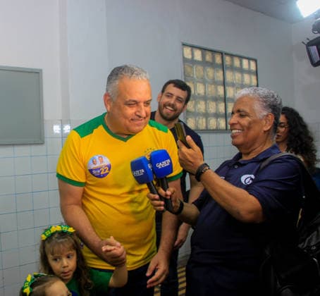 MACEIo, AL - 04.10.2026: ALFREDO GASPAR VOTA EM MACEIo - Vice-presidential candidate Alfredo Gaspar (PL) voted this Sunday morning (4) at the Guido school, in the Farol neighborhood, in the capital of Alagoas. He was accompanied by his two granddaughters. x3025297x GUIDOxJR.