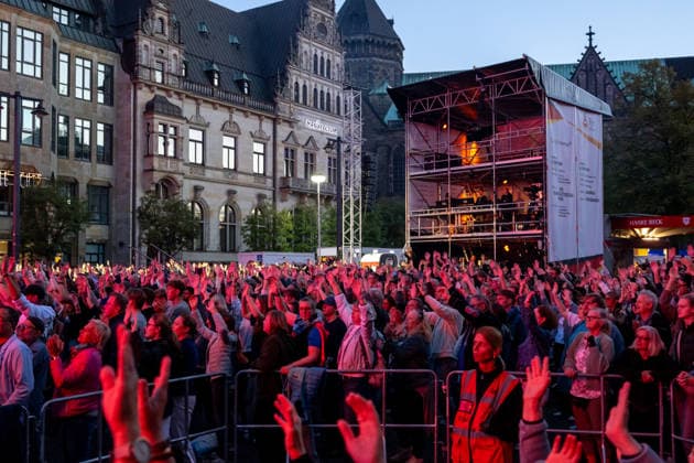 Celebrating German Unity Day in Bremen: German Unity Day 2026 celebrations, Bremen, October 4, 2026; Bremen, public festival, Kamrad Bremen concert, Germany, October 4, 2026: Celebrating German Unity Day in Bremen at the Market Square and City Hall on October 4, 2026, in Bremen, Germany. Photo by Axel Kaste. Kamrad concert in Bremen’s Market Square and City Hal Tag der Deutschen Einheit Konzert Kamrad + Versengold 4.10.26 LR-2137