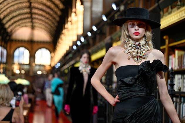 PFW Valentino Runway A model walks the runway at the Valentino show during Paris Fashion Week, in Paris, France on 4 October 2026. Photo by Julien Reynaud APS-Medias ABACAPRESS.COM Paris France Copyright: xReynaudxJulien APS-Medias ABACAx
