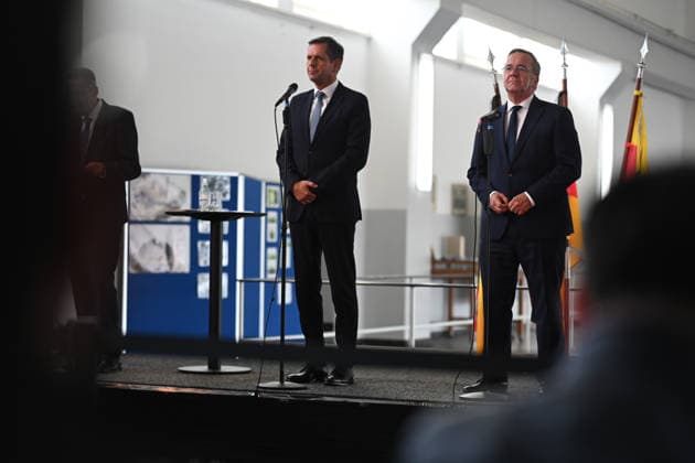 Navy to Get New Port in Emden Emden’s First Councilman Horst Jahnke (SPD), Olaf Lies (SPD), Minister President of Lower Saxony, Boris Pistorius (SPD), Federal Minist Copyright: xdiebildwerftx