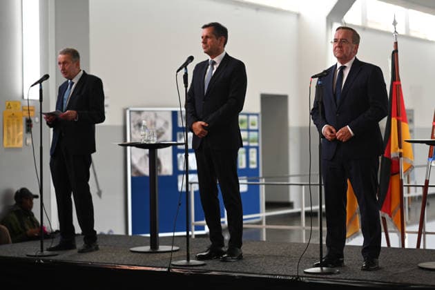 Navy to Get New Port in Emden Emden’s First Councilman Horst Jahnke (SPD), Olaf Lies (SPD), Minister President of Lower Saxony, Boris Pistorius (SPD), Federal Minist Copyright: xdiebildwerftx