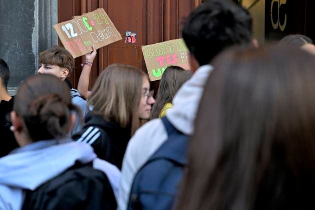 Student protest in Liege on 06 10 2026 LIEGE, BELGIUM - OCTOBER 06 : Students protest against the ministerial reform on September on October 6, 2026 in Liege, Belgium, 06 10 2026 ( Liege Belgium Copyright: xSesx