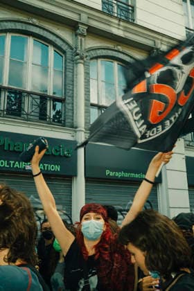 Paris Students Protest Education Conditions A masked demonstrator raises a black-and-red flag above the crowd in Paris, France, on October 6, 2026. France s Interior Ministry said 256,000 people marched nationwide, including 56,000 in Paris, during the student-led day of action over school conditions. High school students called for more education funding and staff, smaller classes and improved facilities, with teachers, parents and unions joining demonstrations. Paris Ile de France France Copyright: xDavoodxMaeilix