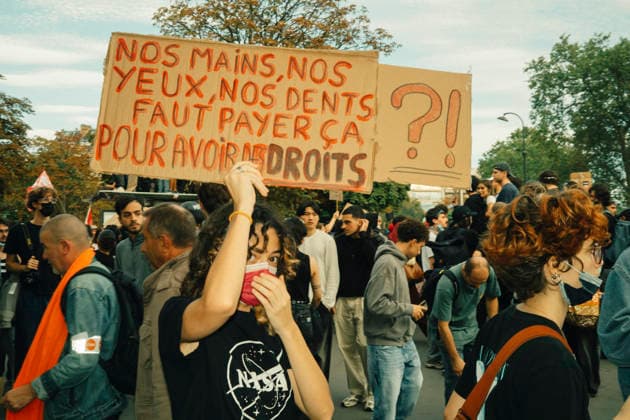 Paris Students Protest Education Conditions A demonstrator raises a large handwritten sign above the crowd in Paris, France, on October 6, 2026. France s Interior Ministry said 256,000 people marched nationwide, including 56,000 in Paris, during the student-led day of action over school conditions. High school students called for more education funding and staff, smaller classes and improved facilities, with teachers, parents and unions joining demonstrations. Paris Ile de France France Copyright: xDavoodxMaeilix