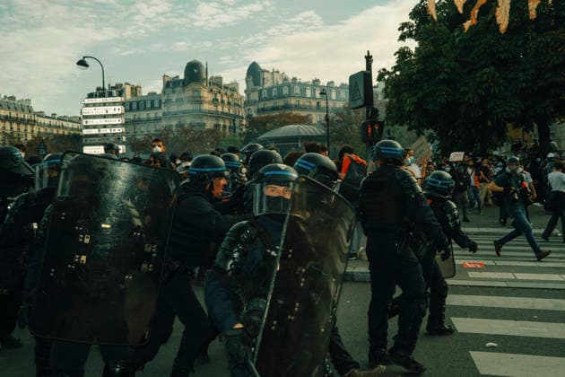 Paris Students Protest Education Conditions Riot police move in formation across a street in Paris, France, on October 6, 2026. France s Interior Ministry said 256,000 people marched nationwide, including 56,000 in Paris, during the student-led day of action over school conditions. High school students called for more education funding and staff, smaller classes and improved facilities, with teachers, parents and unions joining demonstrations. Paris Ile de France France Copyright: xDavoodxMaeilix
