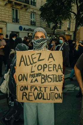 Paris Students Protest Education Conditions A masked demonstrator holds a handwritten cardboard sign during the march in Paris, France, on October 6, 2026. France s Interior Ministry said 256,000 people marched nationwide, including 56,000 in Paris, during the student-led day of action over school conditions. High school students called for more education funding and staff, smaller classes and improved facilities, with teachers, parents and unions joining demonstrations. Paris Ile de France France Copyright: xDavoodxMaeilix