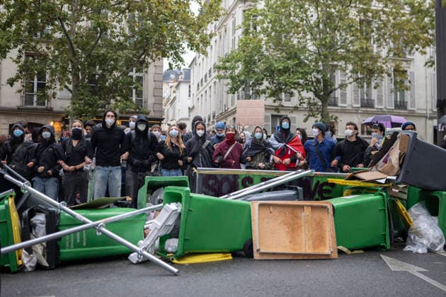 Students Demonstration outside Science Po Paris Students on Boulevard Saint Germain during a demonstration outside Science Po in Paris, France on October 7 2026 in support of high school students. Photo by Eliot Blondet ABACAPRESS.COM Paris France Copyright: xBlondetxEliot ABACAx