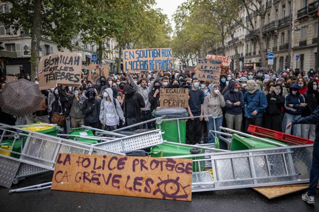 Students Demonstration outside Science Po Paris Students on Boulevard Saint Germain during a demonstration outside Science Po in Paris, France on October 7 2026 in support of high school students. Photo by Eliot Blondet ABACAPRESS.COM Paris France Copyright: xBlondetxEliot ABACAx