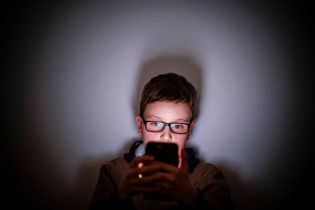 Increased warnings: Too much time in front of devices harms children, archive images
