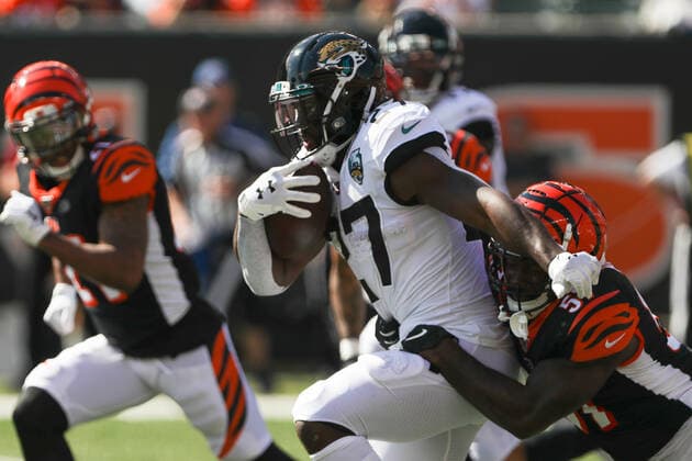 CINCINNATI, OH - OCTOBER 20: Jacksonville Jaguars running back Leonard Fournette (27) carries the ball during the game against the Jacksonville Jaguars and the Cincinnati Bengals on October 20th 2019, at Paul Brown Stadium in Cincinnati, OH. (Photo by Ian Johnson Icon Sportswire) NFL, American Football Herren, USA OCT 20 Jaguars at Bengals Icon191020009