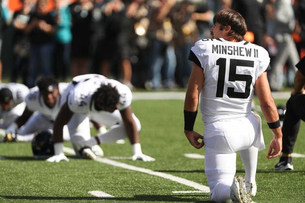 CINCINNATI, OH - OCTOBER 20: Jacksonville Jaguars quarterback Gardner Minshew (15) looks at the scoreboard before the game against the Jacksonville Jaguars and the Cincinnati Bengals on October 20th 2019, at Paul Brown Stadium in Cincinnati, OH. (Photo by Ian Johnson Icon Sportswire) NFL, American Football Herren, USA OCT 20 Jaguars at Bengals Icon191020038