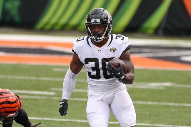 CINCINNATI, OH - OCTOBER 04: Jacksonville Jaguars running back James Robinson (30) carries the ball during the game against the Jacksonville Jaguars and the Cincinnati Bengals on October 4, 2020, at Paul Brown Stadium in Cincinnati, OH. (Photo by Ian Johnson Icon Sportswire) NFL, American Football Herren, USA OCT 04 Jaguars at Bengals Icon201004007