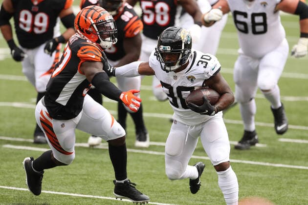 CINCINNATI, OH - OCTOBER 04: Jacksonville Jaguars running back James Robinson (30) carries the ball during the game against the Jacksonville Jaguars and the Cincinnati Bengals on October 4, 2020, at Paul Brown Stadium in Cincinnati, OH. (Photo by Ian Johnson Icon Sportswire) NFL, American Football Herren, USA OCT 04 Jaguars at Bengals Icon201004089