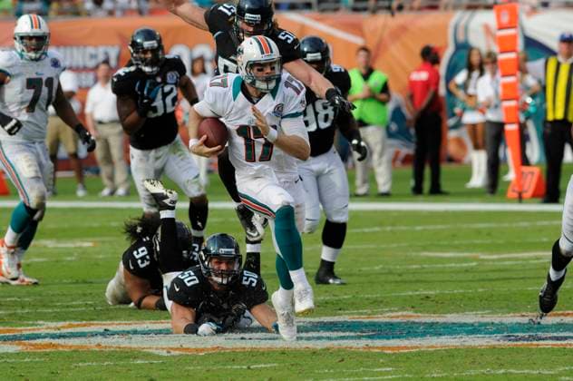 NFL, American Football Herren, USA Jaguars vs Dolphins DEC 16 December 16, 2012: Ryan Tannehill 17 of the Miami Dolphins scrambles away from the attempted tackle by Russell Allen 50 of the Jacksonville Jaguars during the NFL football game between the Miami Dolphins and Jacksonville Jaguars at Sun Life Stadium in Miami Gardens FL. The Dolphins defeated the Jaguars 24-3. Miami Gardens FL U.S. EDITORIAL USE ONLY Copyright: xx ZUMA-20121216_zaf_cd5_108.jpg JCxRidleyx csmphoto689219