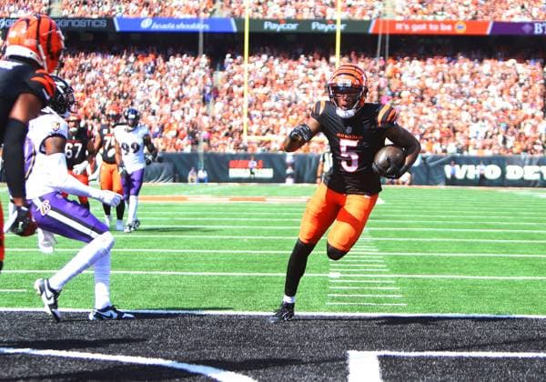 CINCINNATI, OH - OCTOBER 06 - Cincinnati Bengals wide receiver Tee Higgins (5) gets into the end zone for a touchdown in a game between the Baltimore Ravens and the Cincinnati Bengals at Paycor Stadium on Sunday, October 6, 2024. (Photo by Jeff Moreland Icon Sportswire) NFL, American Football Herren, USA OCT 06 Ravens at Bengals EDITORIAL USE ONLY Icon168241006033