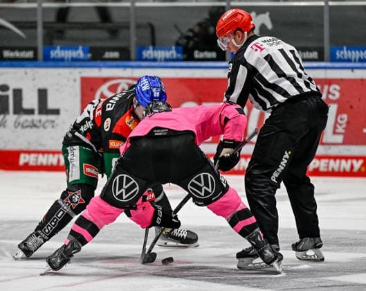 Linesperson Jonas Reinold takes a faceoff between Mark Zengerle Augsburger Panther, 89 and Phil Varone Grizzlys Wolfsburg, 26 GER, Augsburger Panther vs Grizzlys Wolfsburg, Ice Hockey, DEL, Matchday 7, Season 2024 2025, 06 10 2024 GER, Augsburger Panther vs Grizzlys Wolfsburg, Ice Hockey, DEL, Matchday 7, Season 2024 2025, 06 10 2024 Augsburg Copyright: xEibner-Pressefoto HeikexFeinerx EP_HFR
