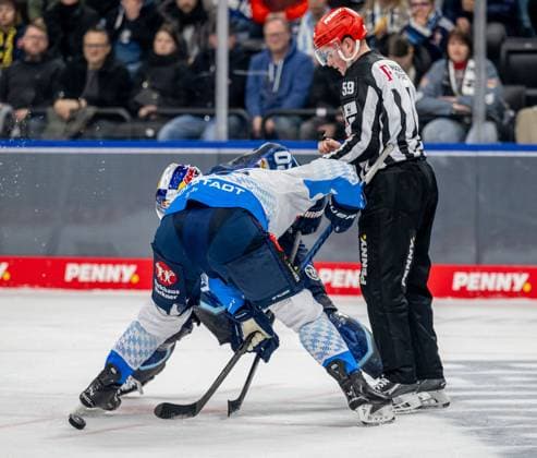 Linesperson Jonas Reinold executes a faceoff between Andreas Eder EHC Red Bull Muenchen, 20 and Daniel Pietta ERC Ingolstadt Panther, 86 GER, EHC Red Bull Muenchen vs ERC Ingolstadt, Ice Hockey, DEL, Matchday 24, Season 2024 2025, 08 12 2024 GER, EHC Red Bull Muenchen vs ERC Ingolstadt, Ice Hockey, DEL, Matchday 24, Season 2024 2025, 08 12 2024 Muenchen Copyright: xEibner-Pressefoto HeikexFeinerx EP_HFR