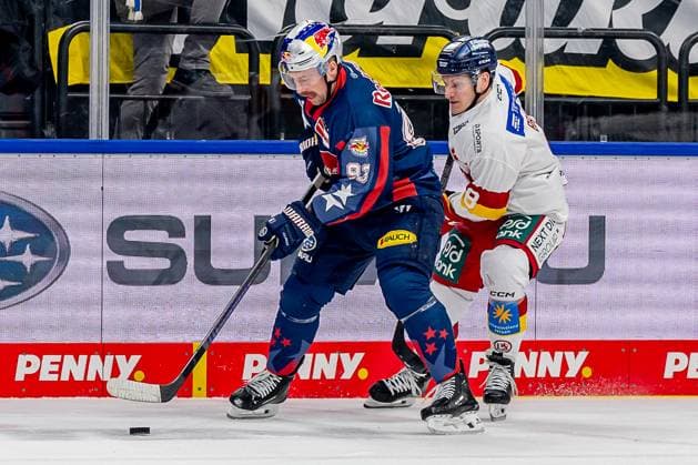 Fight for the puck duel between Maximilian Kastner EHC Red Bull Muenchen, 93 and Laurin Braun Duesseldorfer EG, 18 GER, EHC Red Bull Muenchen vs Duesseldorfer EG, Ice Hockey, DEL, Matchday 38, Season 2024 2025, 19 01 2025 GER, EHC Red Bull Muenchen vs Duesseldorfer EG, Ice Hockey, DEL, Matchday 38, Season 2024 2025, 19 01 2025 Muenchen Copyright: xEibner-Pressefoto FranzxFeinerx EP_HFR