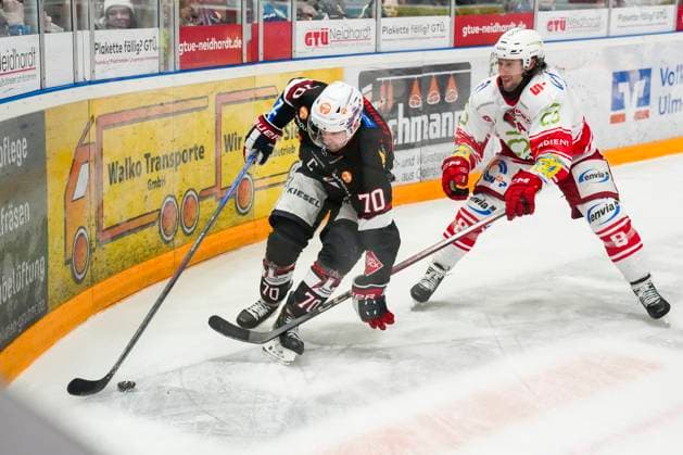 Battle for the puck duel between Maximilian Hadraschek Towerstars Ravensburg, 70 and Dominic Walsh Eispiraten Crimmitschau, 8 , GER, Ravensburg Towerstars vs Eispiraten Crimmitschau, Ice Hockey, DEL2, Season 2024 2025, Matchday 39, 21 01 25 GER, Ravensburg Towerstars vs Eispiraten Crimmitschau, Ice Hockey, DEL2, Season 2024 2025, Matchday 39, 21 01 25 Ravenburg Copyright: xEibner-Pressefoto MaximilianxRistx EP_MRT