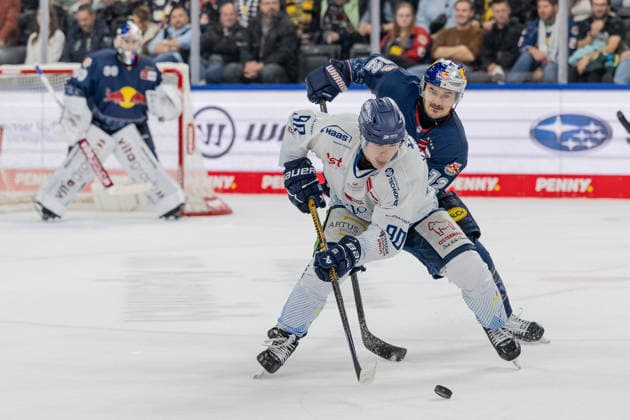 Battle for the puck duel between Brady Ferguson EHC Red Bull Muenchen, 12 and Filip Varejcka Straubing Tigers, 90 GER, EHC Red Bull Muenchen vs Straubing Tigers, Ice Hockey, DEL, 22 Matchday, Season 2025 2026, 25 11 2025 GER, EHC Red Bull Muenchen vs Straubing Tigers, Ice Hockey, DEL, 22 Matchday, Season 2025 2026, 25 11 2025 Muenchen Copyright: xEibner-Pressefoto HeikexFeinerx EP_HFR