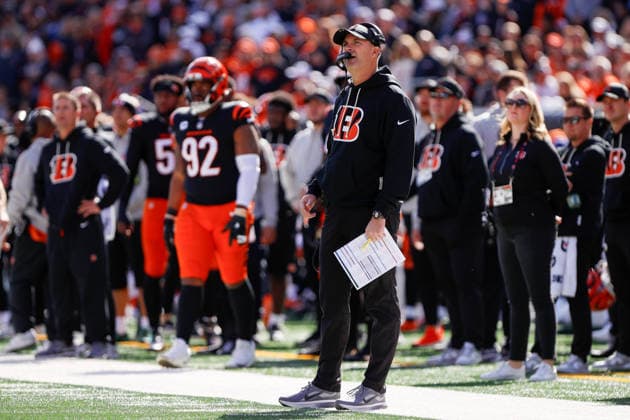 CINCINNATI, OH - OCTOBER 26: Cincinnati Bengals head coach Zac Taylor looks at the scoreboard during the game against the New York Jets and the Cincinnati Bengals on October 26, 2025, at Paycor Stadium in Cincinnati, OH. (Photo by Ian Johnson Icon Sportswire) NFL, American Football Herren, USA OCT 26 Jets at Bengals EDITORIAL USE ONLY Icon251026055