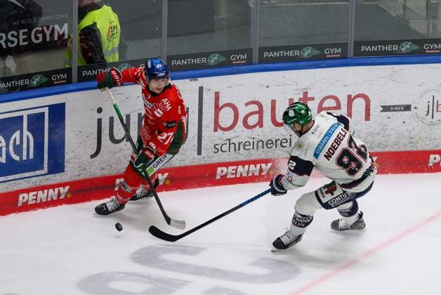 in duel, action, with Kyle Mayhew 27 Augsburger Panther , Marcel Noebels 92 Eisbaeren Berlin , Augsburger Panther vs Eisbaeren Berlin, 44 Matchday, Ice Hockey, Penny DEL, 27 01 2026 Augsburg Bayern Germany Copyright: xkolbert-press ChristianxKolbertx