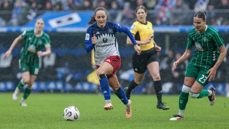 from left Camilla Linberg Hamburger SV, HSV, 47 and Hanna Nemeth SV Werder Bremen, 23 in duel, duel, dynamics, action, action, game scene, THE DFB REGULATIONS PROHIBIT ANY USE OF PHOTOGRAPHS AS IMAGE SEQUENCES AND OR QUASI VIDEO , 21 02 2026, Hamburg Germany , Football, Google Pixel Womens Bundesliga, Hamburger SV SV Werder Bremen xobx