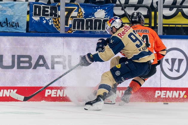 Fight for the puck duel between Maximilian Kastner EHC Red Bull Muenchen, 93 and Julian Melchiori Grizzlys Wolfsburg, 44 GER, EHC Red Bull Muenchen vs Grizzlys Wolfsburg, Ice Hockey, DEL, 49 Matchday, Season 2025 2026, 06 03 2026 GER, EHC Red Bull Muenchen vs Grizzlys Wolfsburg, Ice Hockey, DEL, 49 Matchday, Season 2025 2026, 06 03 2026 Muenchen Copyright: xEibner-Pressefoto HeikexFeinerx EP_HFR