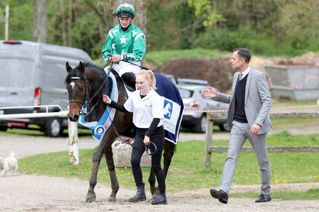 12 04 2026, Duesseldorf, Nordrhein Westfalen, GER New Emerald with Sibylle Vogt and trainer Marcel Weiss after the victory racecourse Duesseldorf Grafenberg horse, jockey, New Emerald, Vogt, victory, trainer, Weiss 260412SG991DUESSELDORF JPG