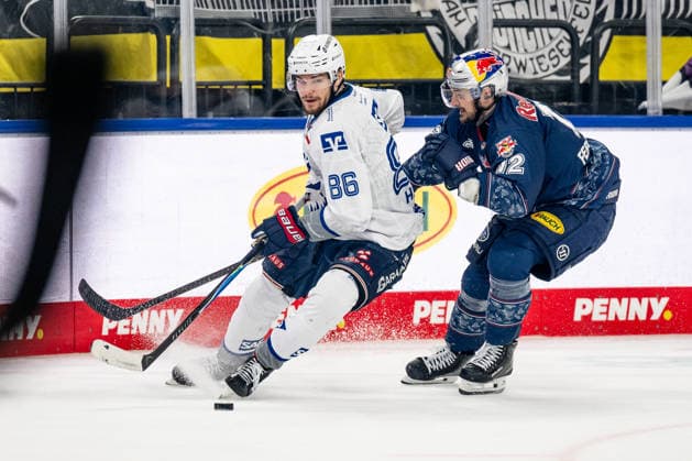Battle for the puck duel between Maximilian Heim Adler Mannheim, 86 and Brady Ferguson EHC Red Bull Muenchen, 12 GER, EHC Red Bull Muenchen vs Adler Mannheim, ice hockey, DEL, playoffs, semi-final game 4, 2025 2026 season, 14 04 2026 GER, EHC Red Bull Muenchen vs Adler Mannheim, ice hockey, DEL, playoffs, semi-final game 4, 2025 2026 season, 14 04 2026 Muenchen Copyright: xEibner-Pressefoto HeikexFeinerx EP_HFR