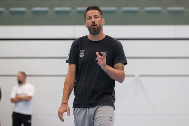 July 22, 2026, xtgx, Handball, Opel HBL, SC Magdeburg: First training session of the season by Bennet Wiegert in Magdeburg; coach gives instructions, gesturing with his arms, gesticulate, gives instructions in Magdeburg