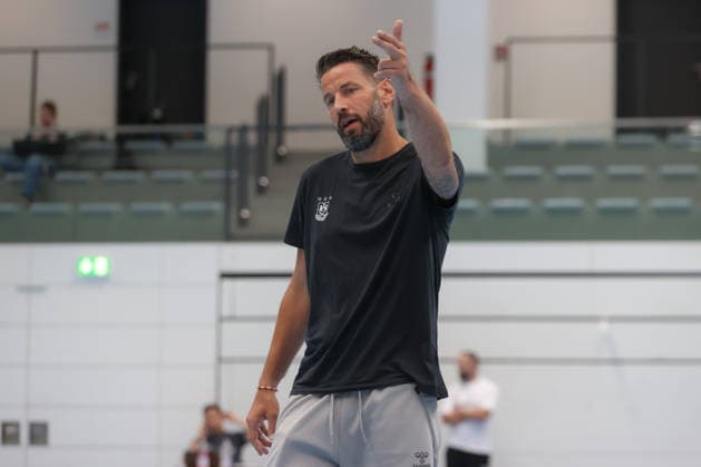 July 22, 2026, xtgx, Handball, Opel HBL, SC Magdeburg: First training session of the season by Bennet Wiegert in Magdeburg; coach gives instructions, gesturing with his arms, gesticulate, gives instructions in Magdeburg