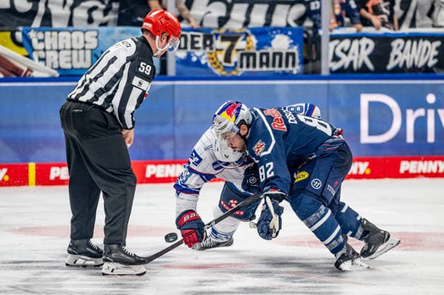 Linesman Jonas Reinold officiates a faceoff between Patrick Brown of Adler Mannheim, No. 38, and Chris DeSousa of EHC Red Bull Munich, No. 82 (GER), EHC Red Bull Munich vs. Adler Mannheim, ice hockey, DEL, 2026–2027 season, Matchday 1, September 18, 2026. Photo: HMB Media, Heike Feiner Copyright: HMBxMedia HeikexFeiner
