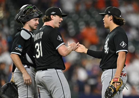 Chicago White Sox first baseman Munetaka Murakami (R) congratulates pitcher Grant Taylor (31) and catcher Kyle Teel (8) after the White Sox defeated the Houston Astros 6-3 in the first game of their MLB, Baseball Herren, USA American League Wild Card game in Houston, Texas, on Tuesday, September 29, 2026. HOU20260929747 MARIAxLYSAKER
