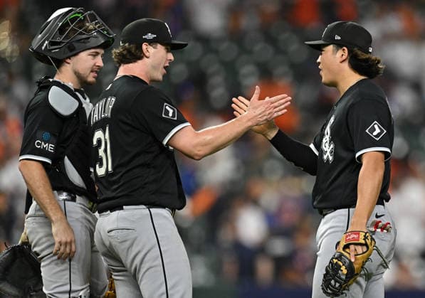 Chicago White Sox first baseman Munetaka Murakami (R) congratulates pitcher Grant Taylor (31) and catcher Kyle Teel (8) after the White Sox defeated the Houston Astros 6-3 in the first game of their MLB, Baseball Herren, USA American League Wild Card game in Houston, Texas, on Tuesday, September 29, 2026. HOU20260929750 MARIAxLYSAKER