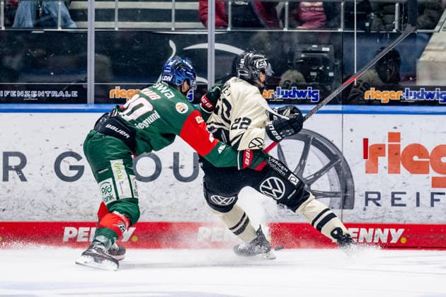Battle for the Puck: Face-off between Philipp Krauss of the Augsburger Panther (20) and Madison Bowey of the Grizzlys Wolfsburg (22, GER), Augsburger Panther vs. Grizzlys Wolfsburg, Ice Hockey, DEL, 2026–2027 Season, Matchday 4, October 2, 2026 Photo: HMB Media, Heike Feiner Copyright: HMBxMedia HeikexFeiner
