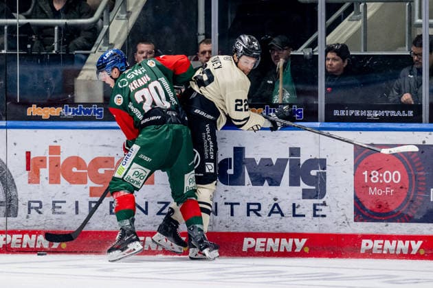 Battle for the Puck: Face-off between Philipp Krauss of the Augsburger Panther (20) and Madison Bowey of the Grizzlys Wolfsburg (22, GER), Augsburger Panther vs. Grizzlys Wolfsburg, Ice Hockey, DEL, 2026–2027 Season, Matchday 4, October 2, 2026 Photo: HMB Media, Heike Feiner Copyright: HMBxMedia HeikexFeiner