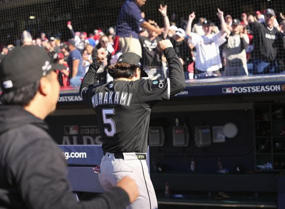 Baseball: Division Series between White Sox and Guardians Chicago White Sox first baseman Munetaka Murakami (5) acknowledges the crowd following his team s 3-0 victory over the Cleveland Guardians in Game 1 of the American League Division Series at Progressive Field in Cleveland, Ohio, on Oct. 3, 2026. A14AA0005629871P