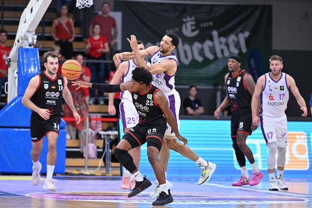 BG Göttingen vs. SBB Börde Baskets Wolmirstedt, October 4, 2026, Göttingen Basketball 2nd Bundesliga, ProA, BG Göttingen vs. SBB Börde Baskets Wolmirstedt, Matchday 3, Sparkassen Arena: Kenneth Andrew Cooper (left), SBB Börde Baskets Wolmirstedt battles Zach Jackson (right) and BG Göttingen for the ball in Göttingen, Lower Saxony, Germany